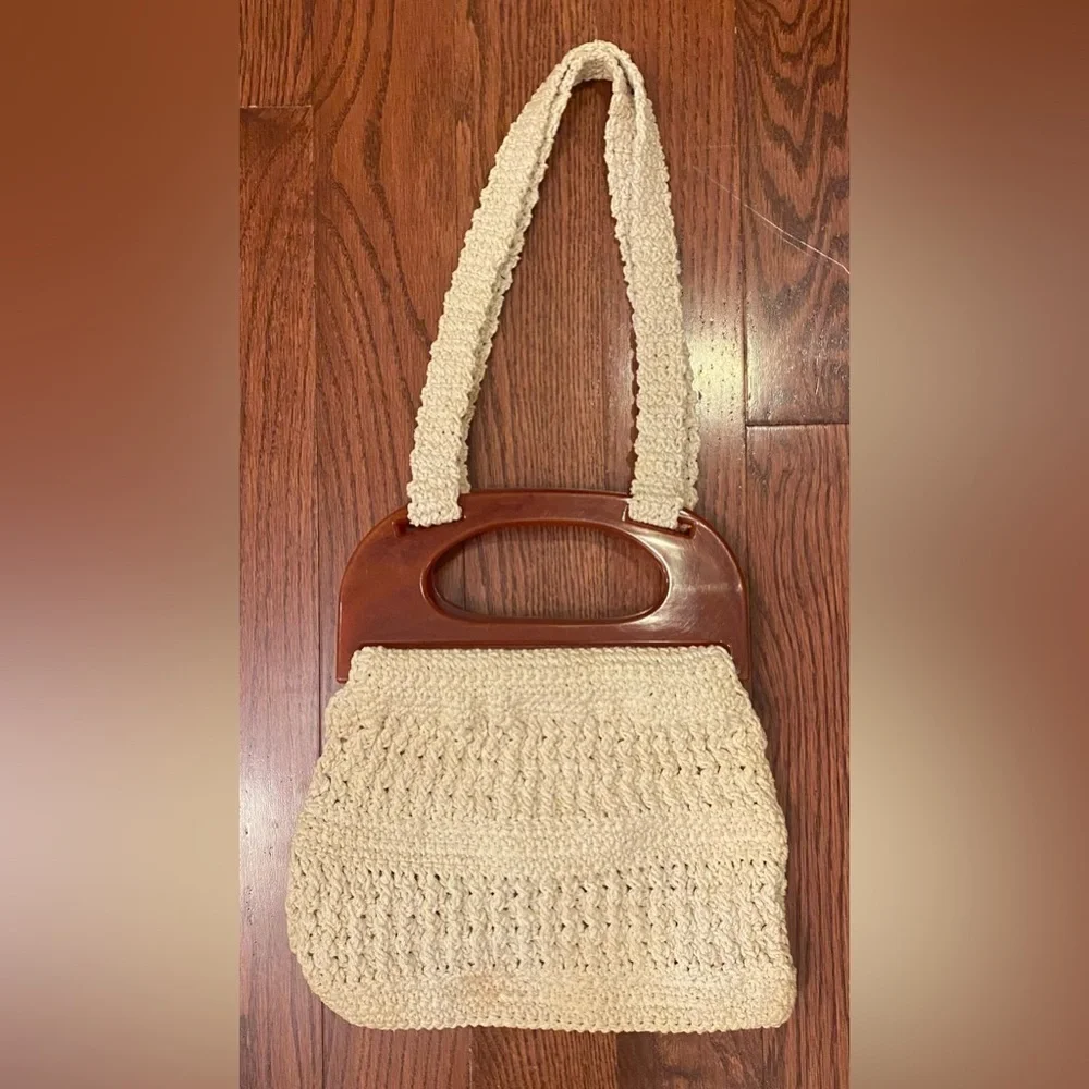 Vintage Macrame Crotcheted Handbag Beige W/Plastic Amber Handles 1970’s Pockets
